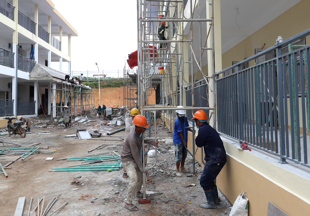 Vượt khó, chạy đua với thời gian trên công trường trường học nơi biên giới - ảnh 6