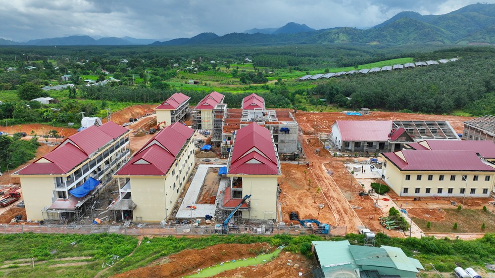 Vượt khó, chạy đua với thời gian trên công trường trường học nơi biên giới - ảnh 1