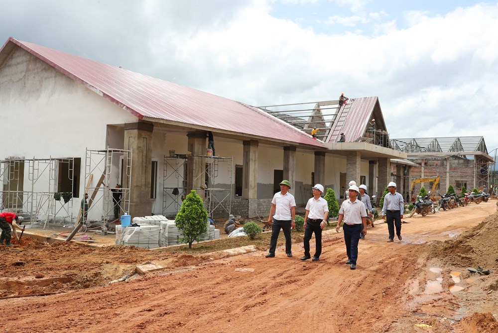 Vượt khó, chạy đua với thời gian trên công trường trường học nơi biên giới - ảnh 7