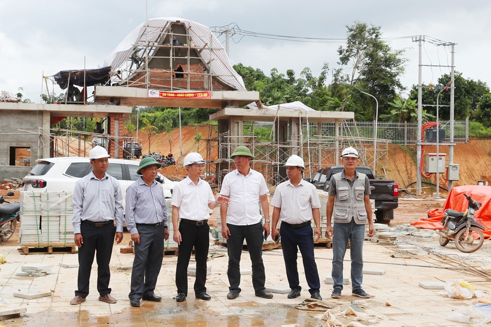 Vượt khó, chạy đua với thời gian trên công trường trường học nơi biên giới - ảnh 2