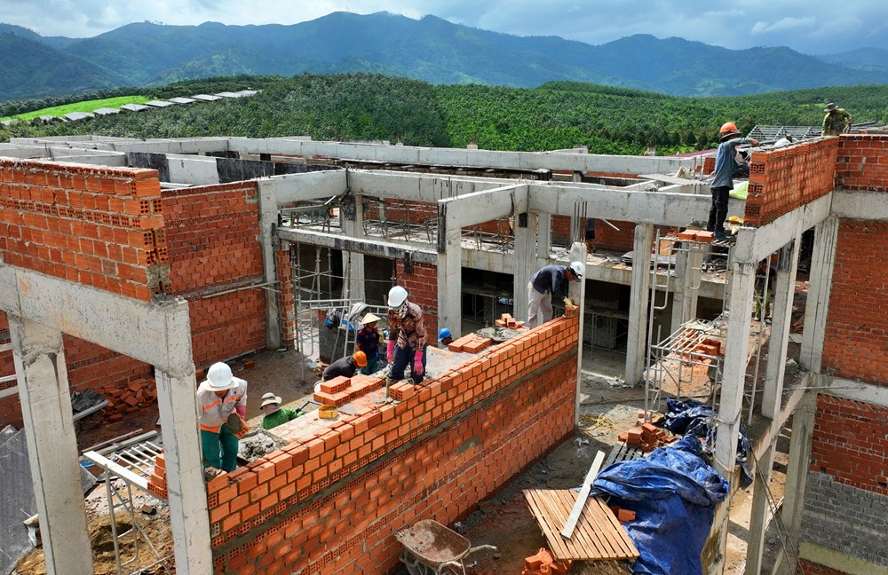 Vượt khó, chạy đua với thời gian trên công trường trường học nơi biên giới - ảnh 5