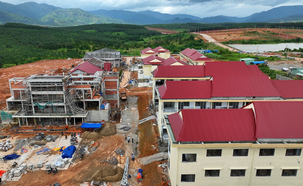 Vượt khó, chạy đua với thời gian trên công trường trường học nơi biên giới - ảnh 4