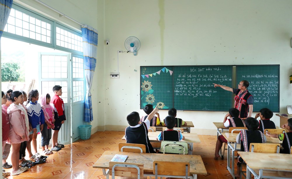 Trao cồng chiêng, trao niềm tin giữ gìn di sản - ảnh 8
