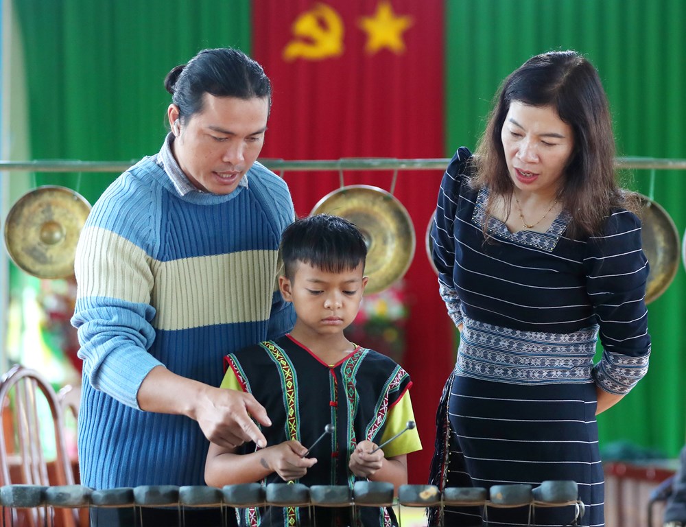 Trao cồng chiêng, trao niềm tin giữ gìn di sản - ảnh 9