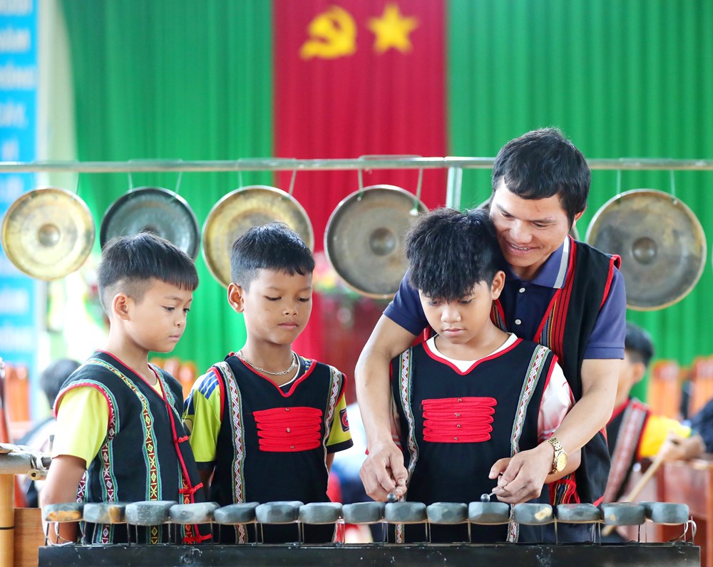 Trao cồng chiêng, trao niềm tin giữ gìn di sản - ảnh 11