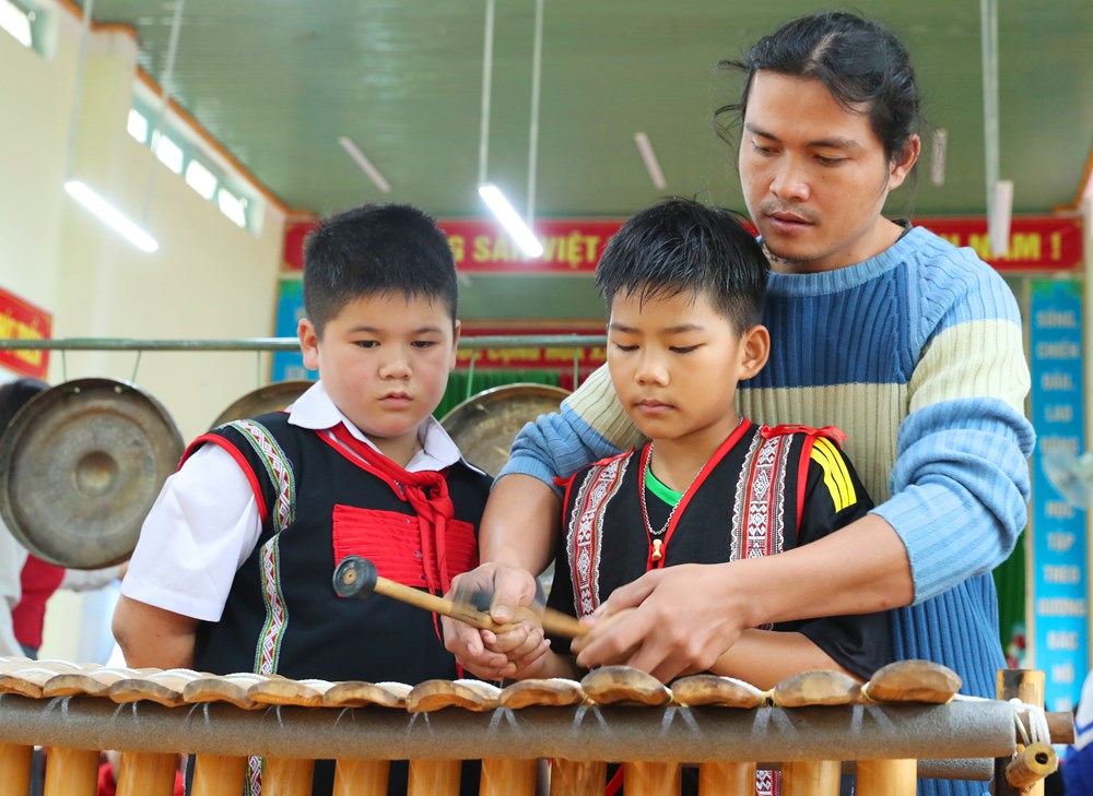 Trao cồng chiêng, trao niềm tin giữ gìn di sản - ảnh 12