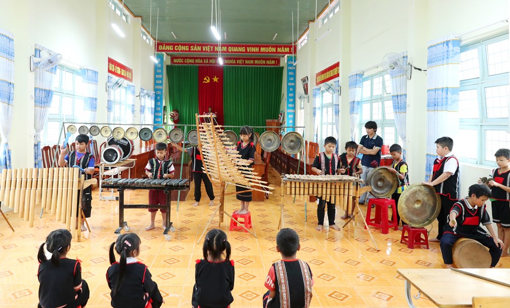 Trao cồng chiêng, trao niềm tin giữ gìn di sản - ảnh 13