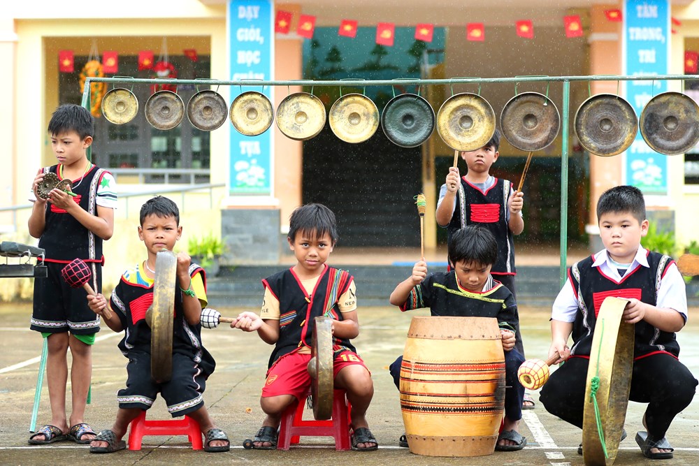 Trao cồng chiêng, trao niềm tin giữ gìn di sản - ảnh 17