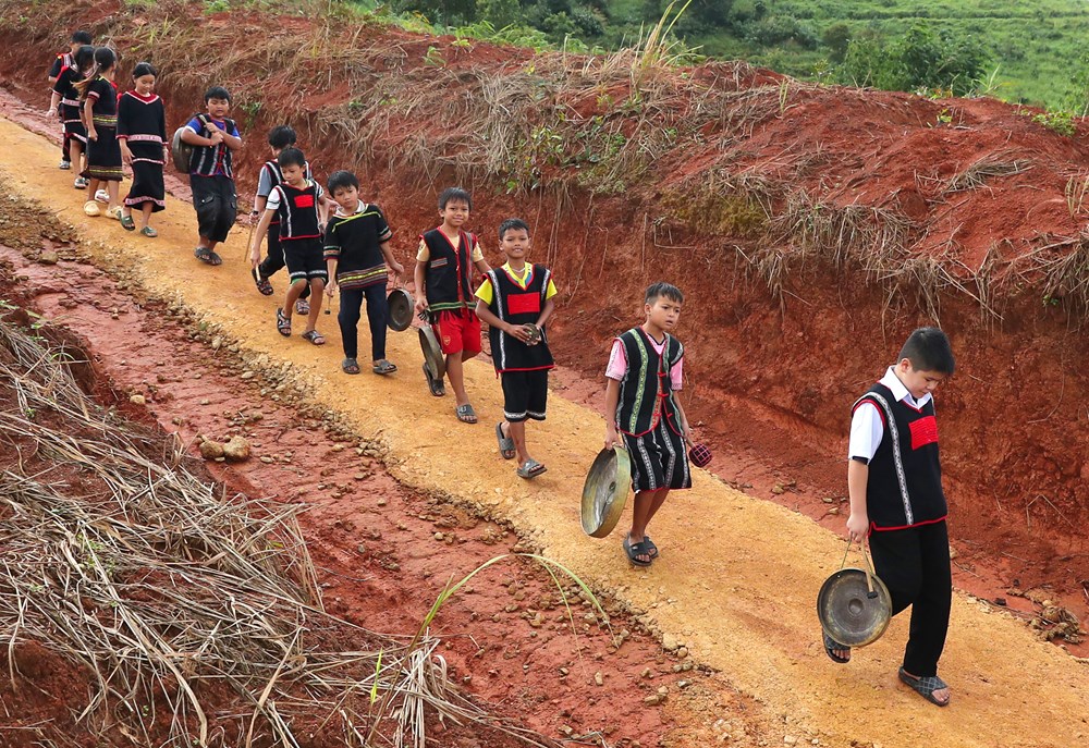Trao cồng chiêng, trao niềm tin giữ gìn di sản - ảnh 26