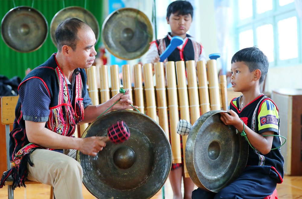 Trao cồng chiêng, trao niềm tin giữ gìn di sản - ảnh 10