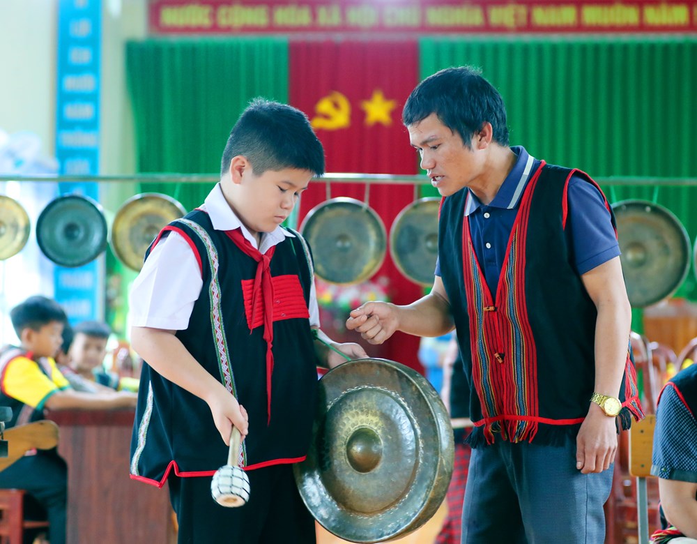 Trao cồng chiêng, trao niềm tin giữ gìn di sản - ảnh 4