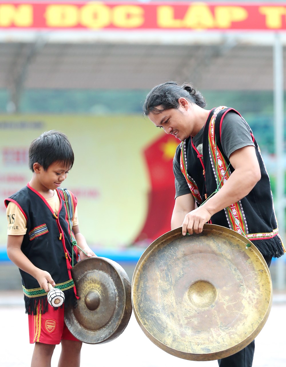 Trao cồng chiêng, trao niềm tin giữ gìn di sản - ảnh 5
