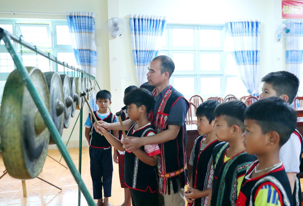 Trao cồng chiêng, trao niềm tin giữ gìn di sản - ảnh 6
