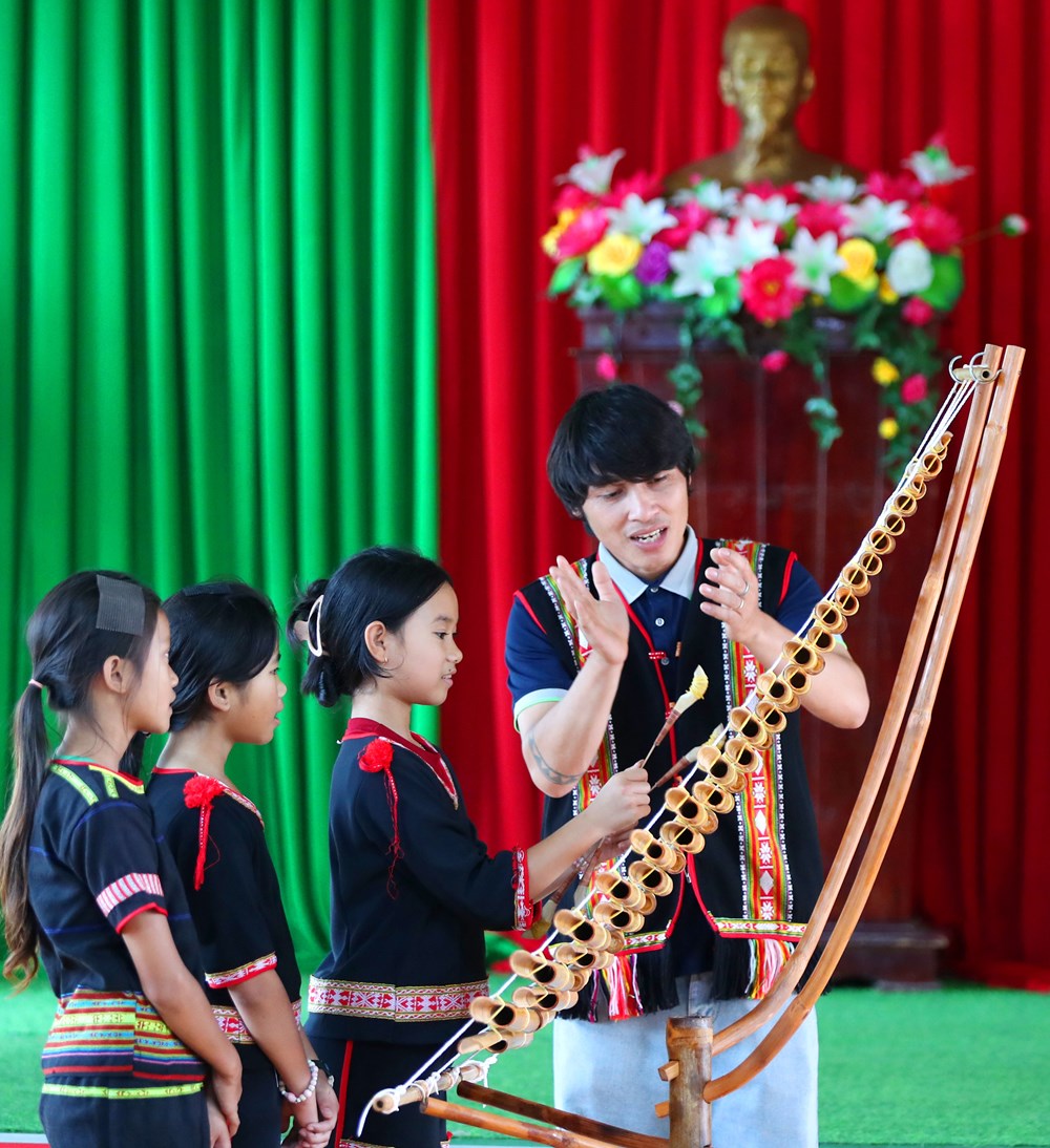 Trao cồng chiêng, trao niềm tin giữ gìn di sản - ảnh 7
