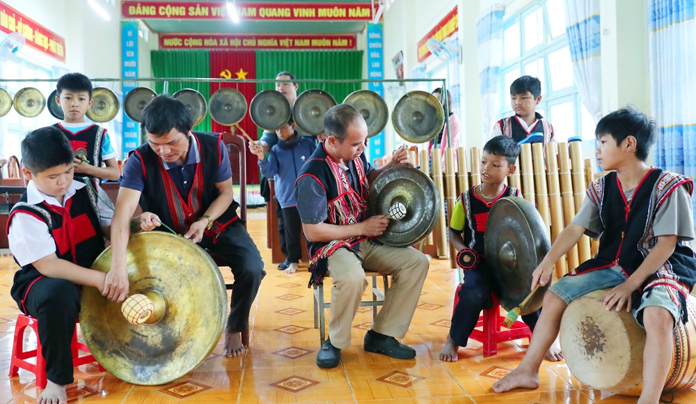 Trao cồng chiêng, trao niềm tin giữ gìn di sản - ảnh 4