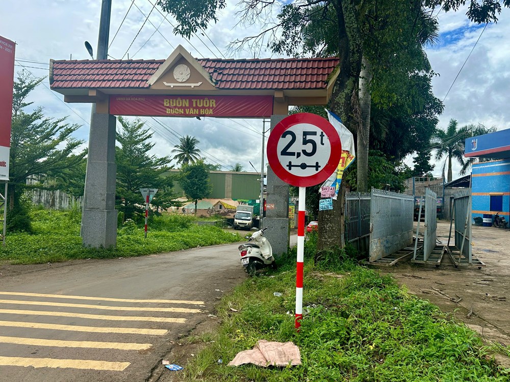 Xe tải làm gãy nhịp cầu sắt nối buôn Tuôr với Khu công nghiệp Hòa Phú - ảnh 3