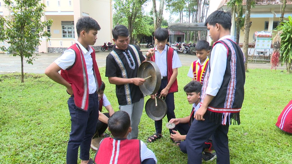 Người giữ nhịp cồng chiêng nơi đại ngàn Quảng Ngãi - ảnh 1