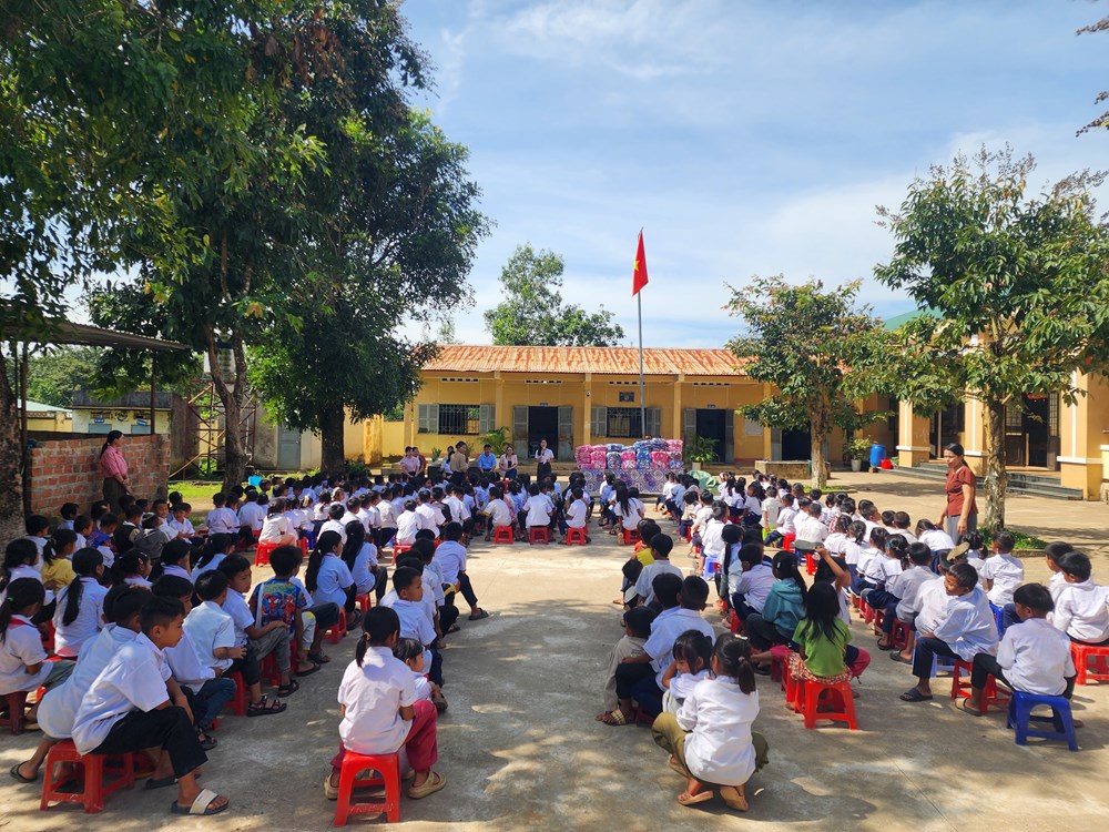 Báo Văn Hóa trao 250 cặp sách cho học sinh vùng khó Quảng Ngãi - ảnh 2