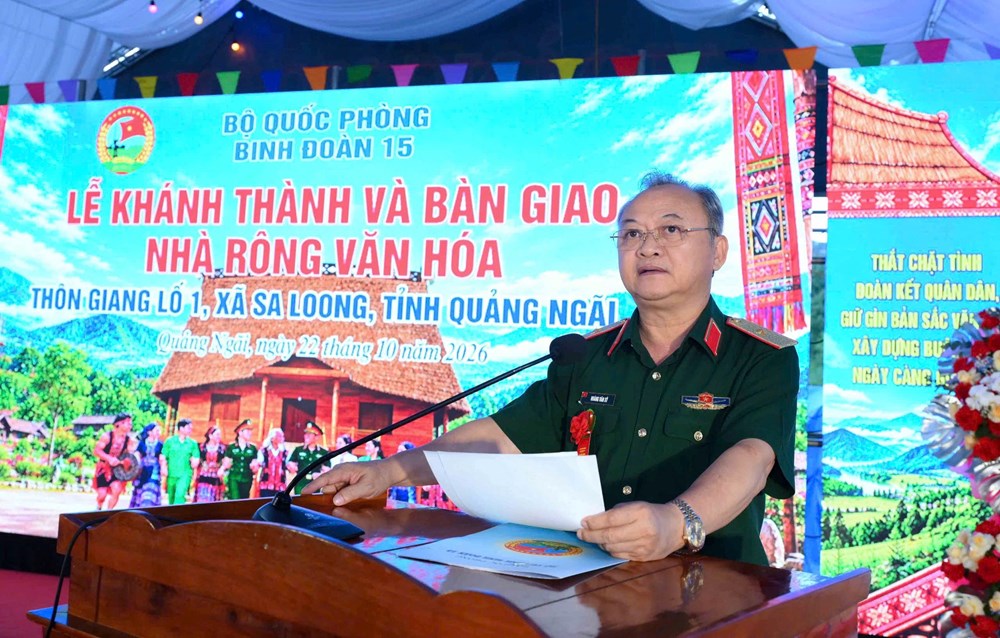 Quảng Ngãi: Trao tặng nhà rông văn hóa, thắt chặt tình đoàn kết quân dân - ảnh 2