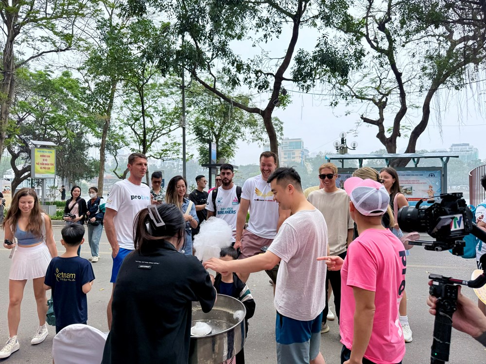 Thứ trưởng Hồ An Phong thăm và trải nghiệm tại Lễ hội Quà tặng du lịch Hà Nội 2025 - ảnh 6