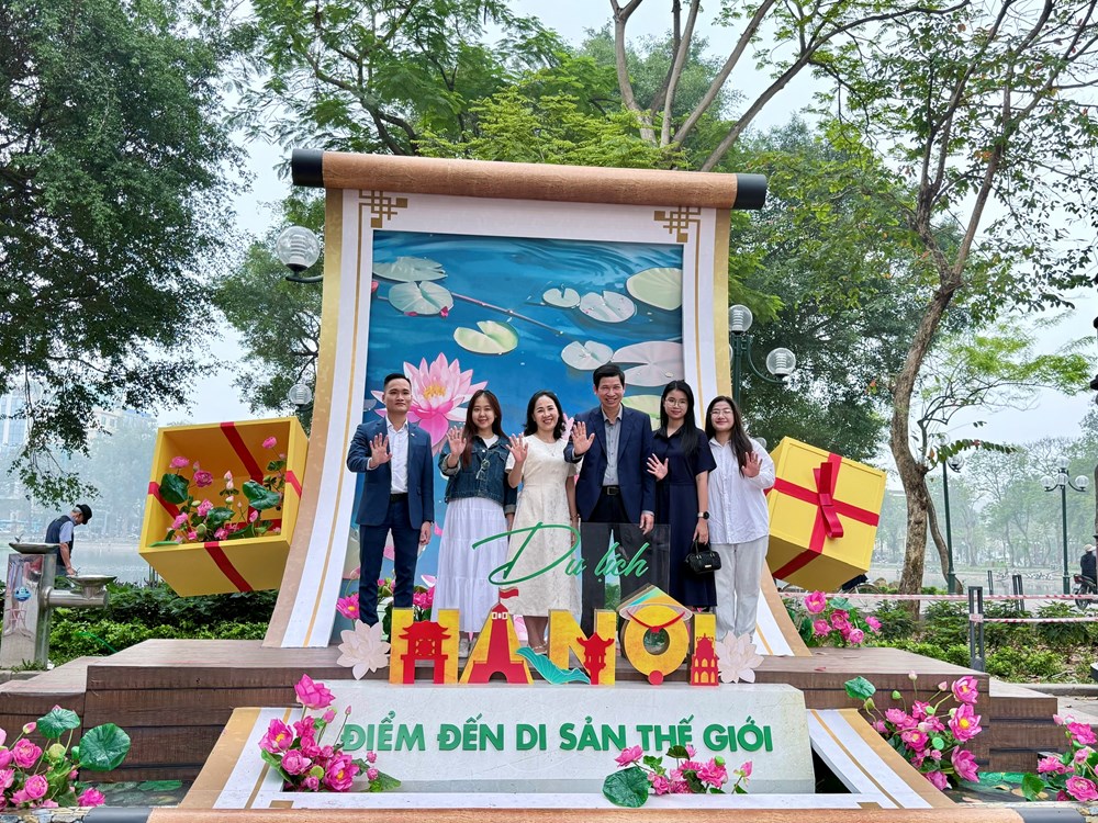 Thứ trưởng Hồ An Phong thăm và trải nghiệm tại Lễ hội Quà tặng du lịch Hà Nội 2025 - ảnh 1