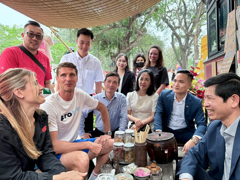 Thứ trưởng Hồ An Phong thăm và trải nghiệm tại Lễ hội Quà tặng du lịch Hà Nội 2025 - ảnh 3
