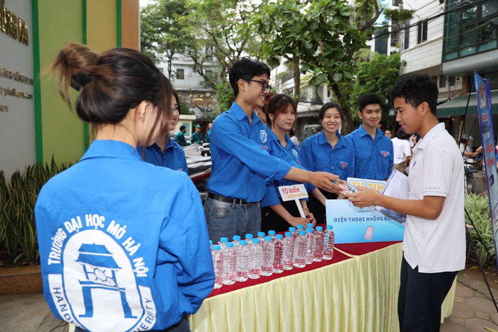 Hơn 5.000 tình nguyện viên tiếp sức tại 201 điểm thi - ảnh 1