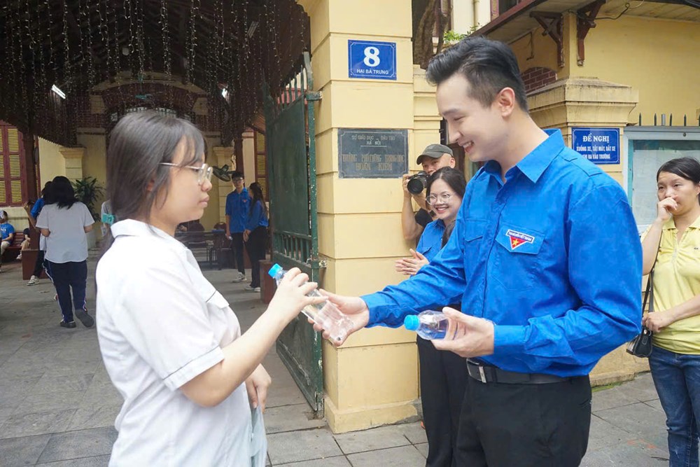 Hơn 5.000 tình nguyện viên tiếp sức tại 201 điểm thi - ảnh 4