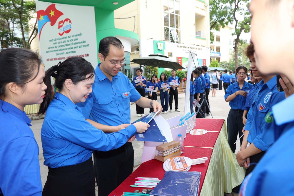 Hơn 5.000 tình nguyện viên tiếp sức tại 201 điểm thi - ảnh 2