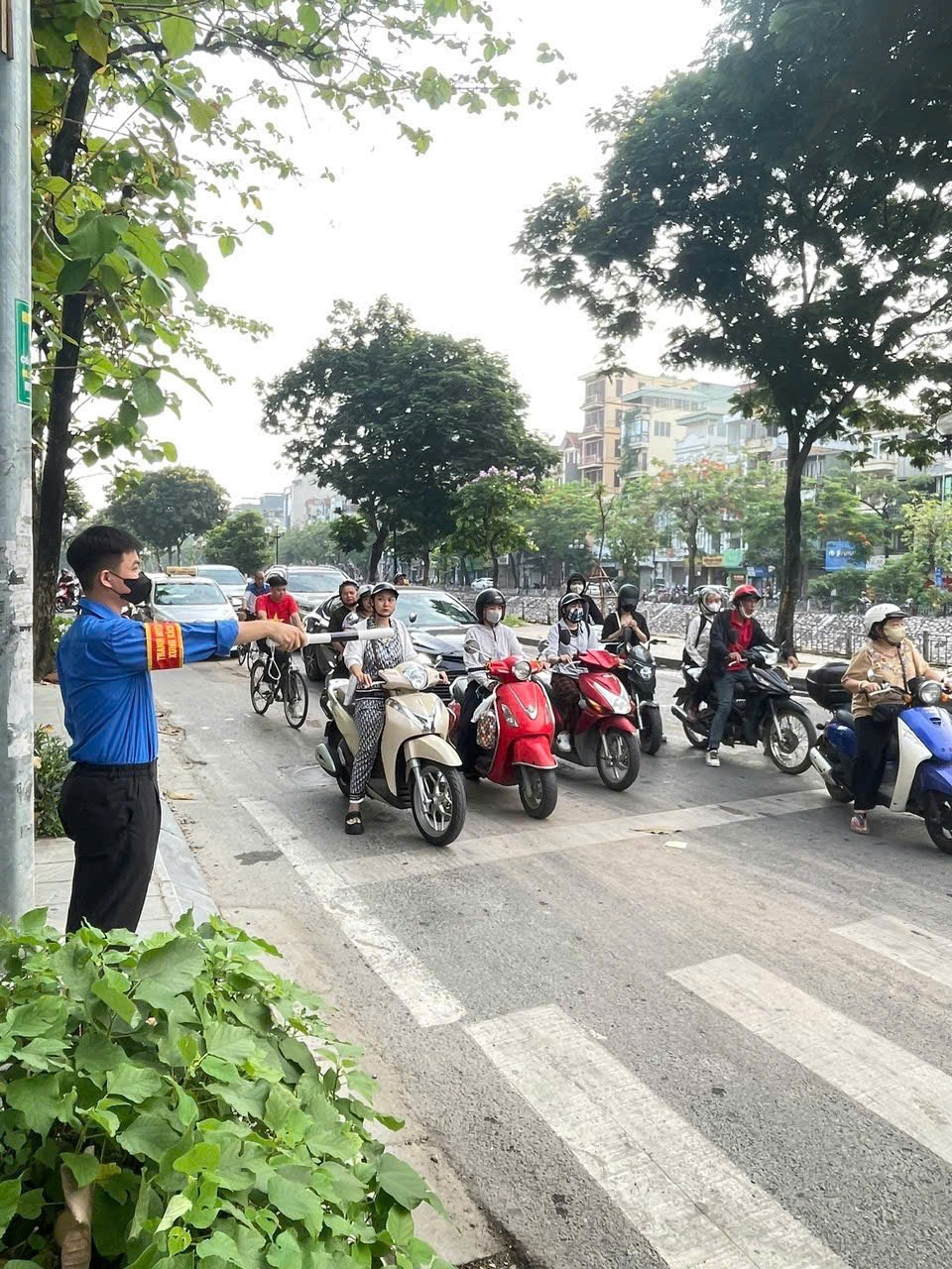 Hơn 5.000 tình nguyện viên tiếp sức tại 201 điểm thi - ảnh 10