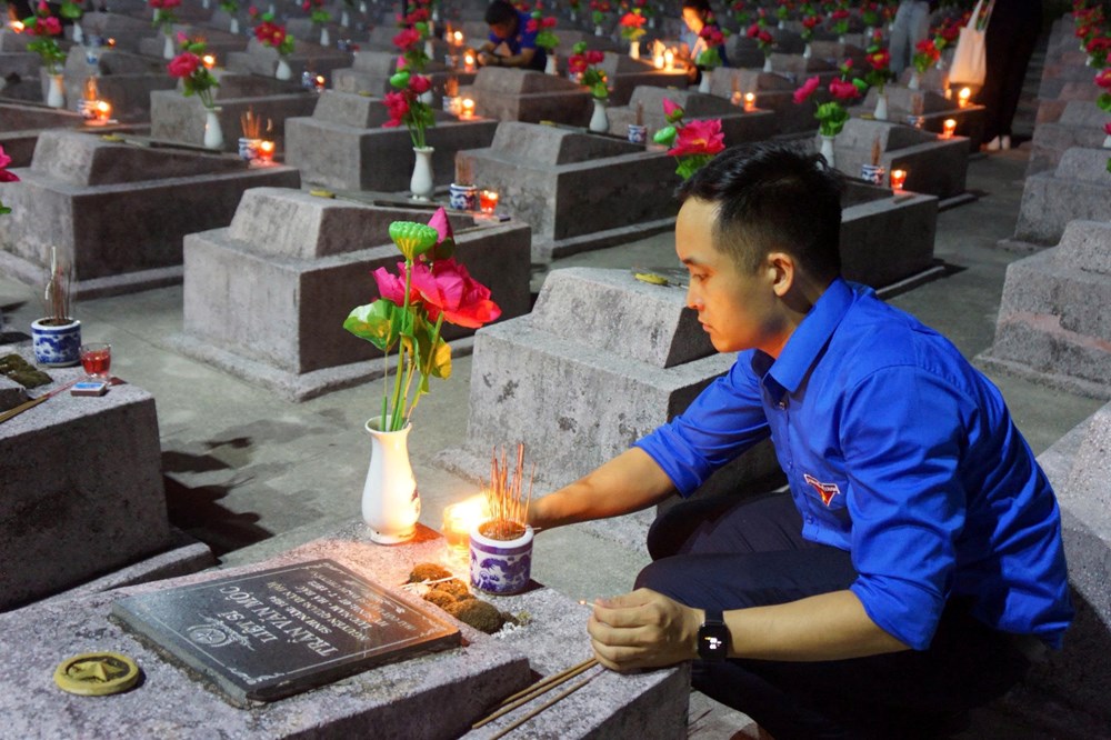Lễ thắp nến tri ân tại Nghĩa trang Liệt sĩ Ba Dốc - ảnh 5