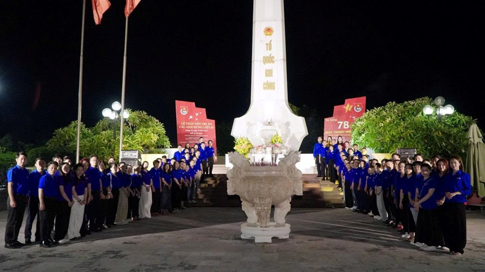Lễ thắp nến tri ân tại Nghĩa trang Liệt sĩ Ba Dốc - ảnh 7