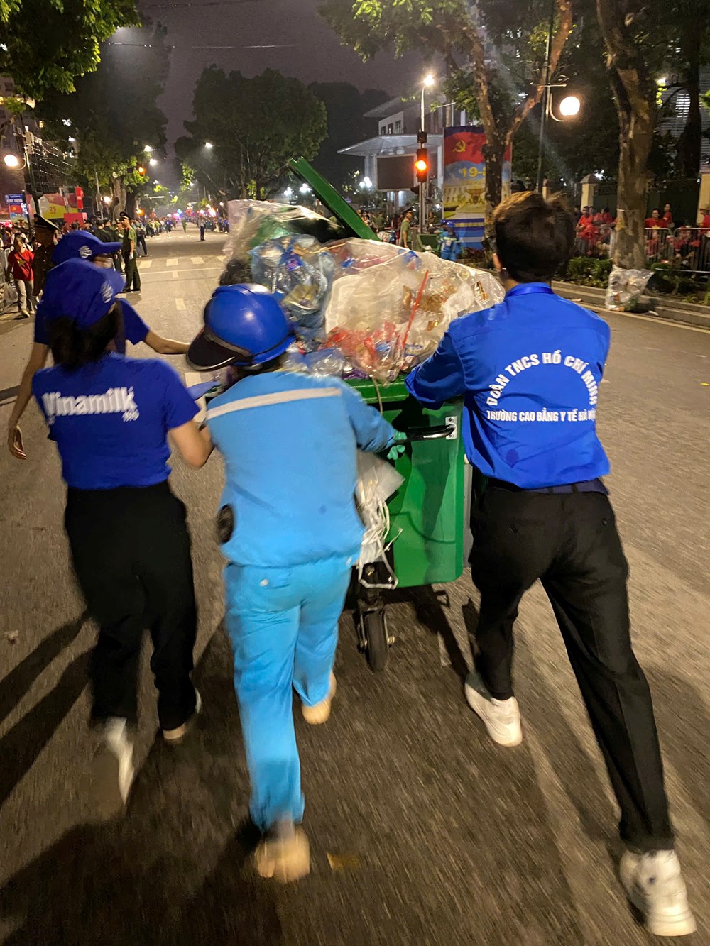 Màu áo xanh tình nguyện tiếp tục hành trình tiếp sức cho Lễ Tổng duyệt sáng 30.8 - ảnh 10