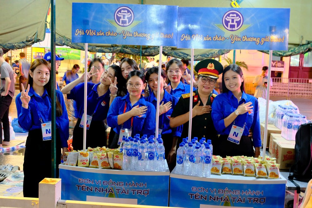 Màu áo xanh tình nguyện tiếp tục hành trình tiếp sức cho Lễ Tổng duyệt sáng 30.8 - ảnh 1