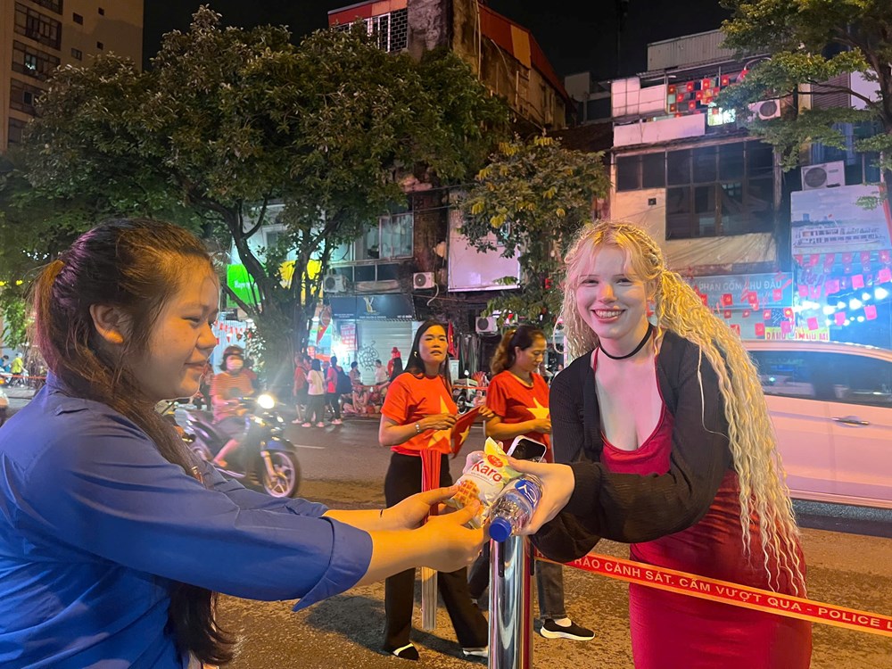 Màu áo xanh tình nguyện tiếp tục hành trình tiếp sức cho Lễ Tổng duyệt sáng 30.8 - ảnh 5
