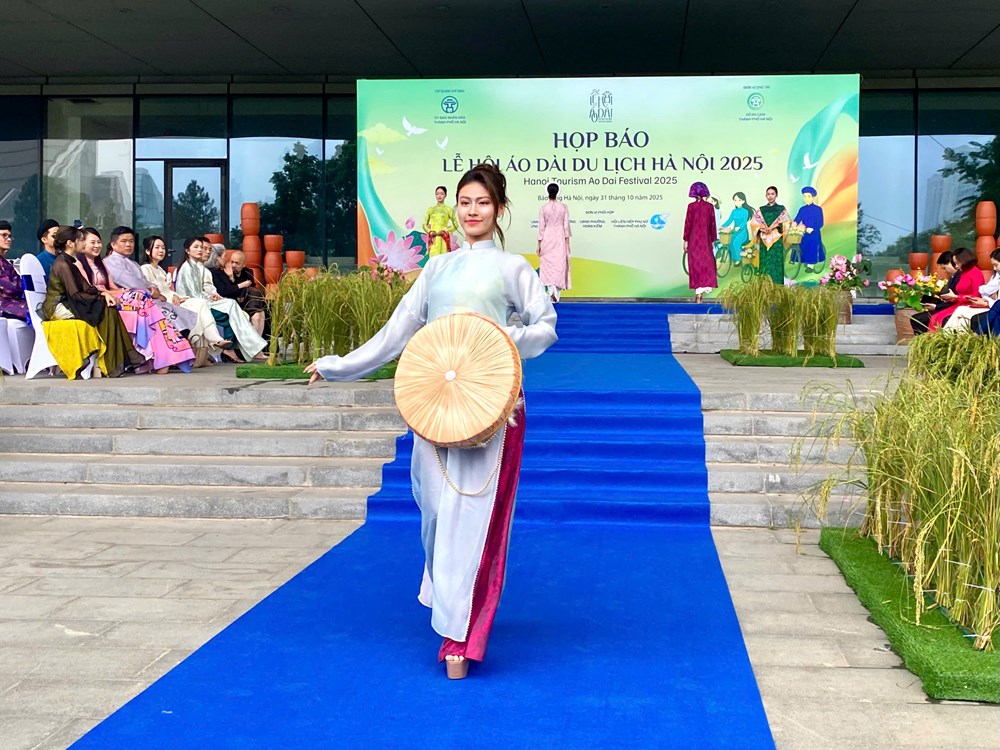 Lễ hội Áo dài Du lịch Hà Nội 2025 - Nuôi dưỡng tình yêu với tà áo dài - ảnh 8