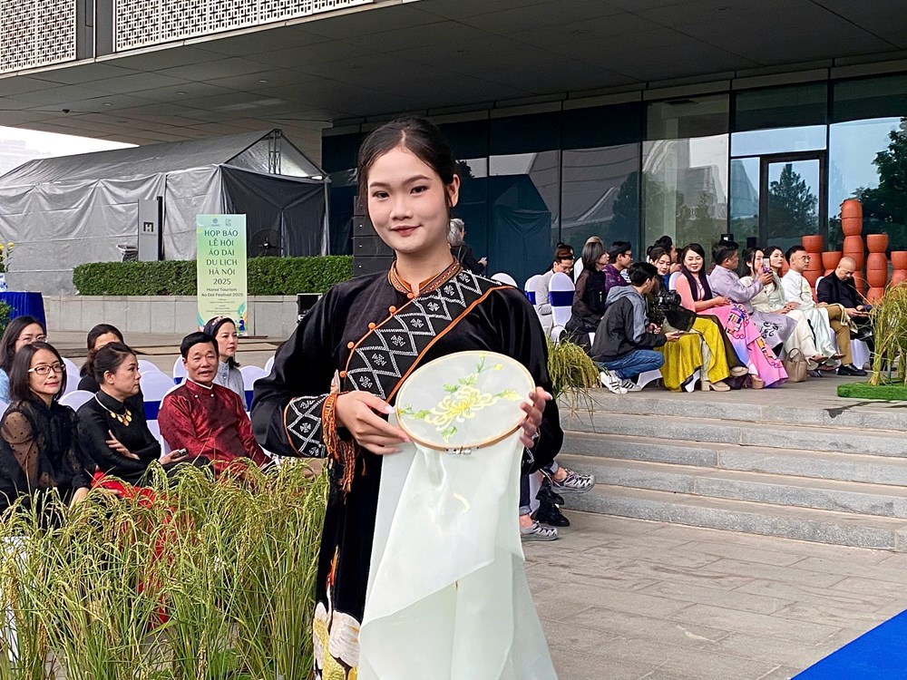 Lễ hội Áo dài Du lịch Hà Nội 2025 - Nuôi dưỡng tình yêu với tà áo dài - ảnh 10