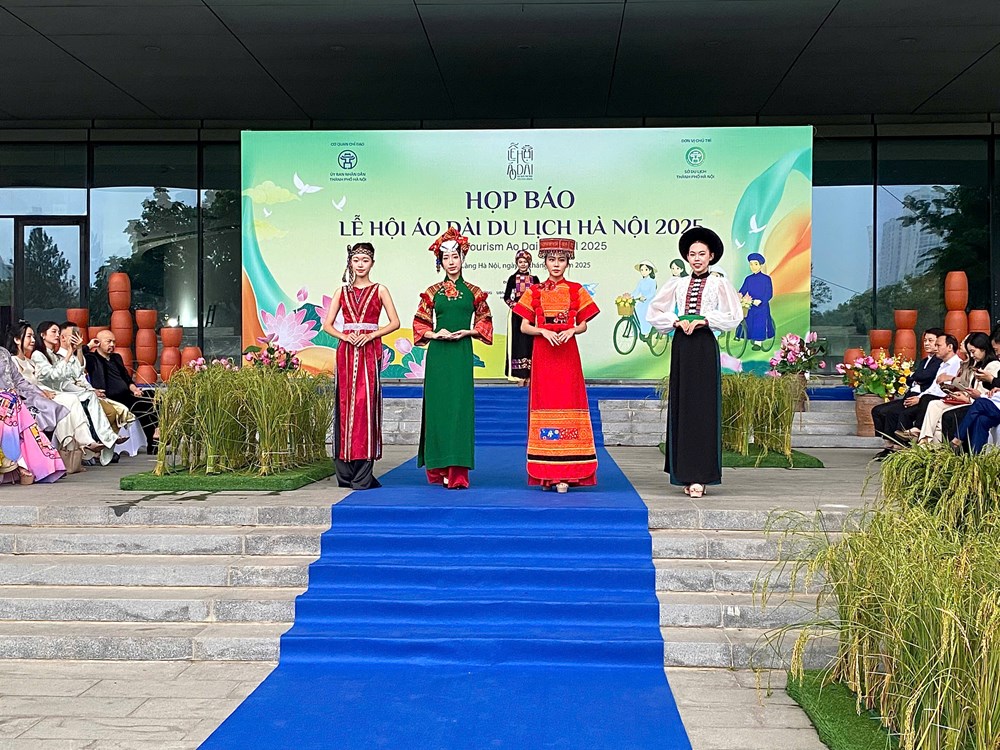 Lễ hội Áo dài Du lịch Hà Nội 2025 - Nuôi dưỡng tình yêu với tà áo dài - ảnh 9