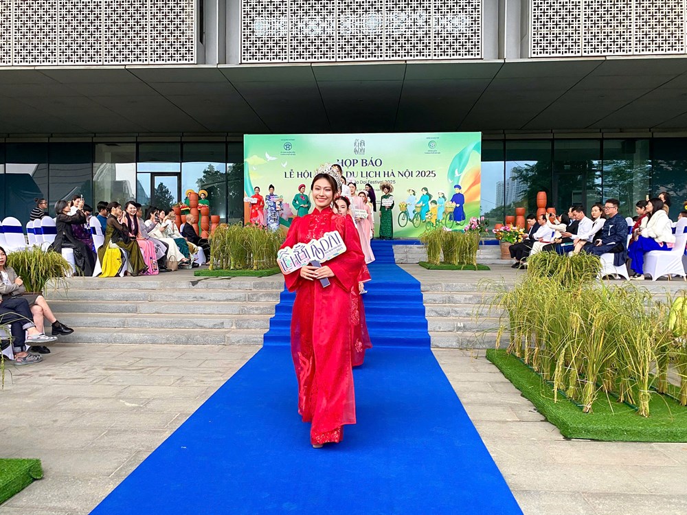 Lễ hội Áo dài Du lịch Hà Nội 2025 - Nuôi dưỡng tình yêu với tà áo dài - ảnh 4