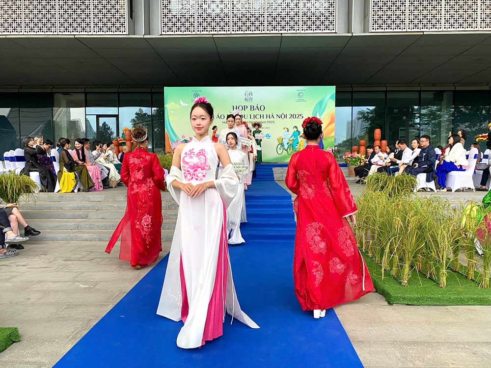 Lễ hội Áo dài Du lịch Hà Nội 2025 - Nuôi dưỡng tình yêu với tà áo dài - ảnh 3
