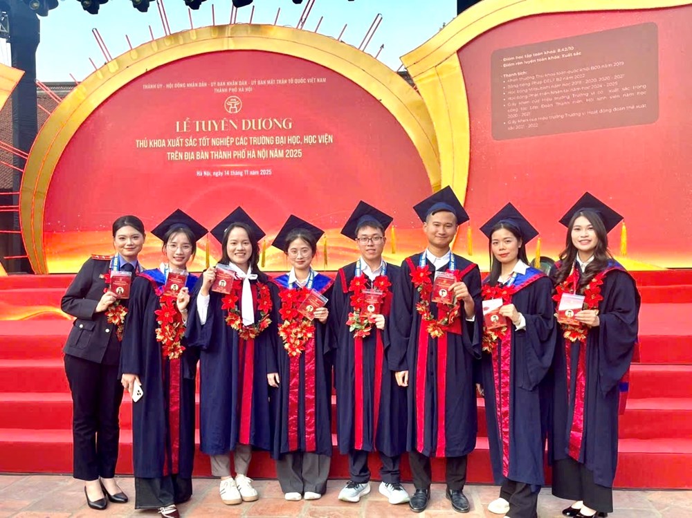 Hà Nội: Vinh danh 95 thủ khoa xuất sắc với thành tích học tập, rèn luyện nổi bật - ảnh 4