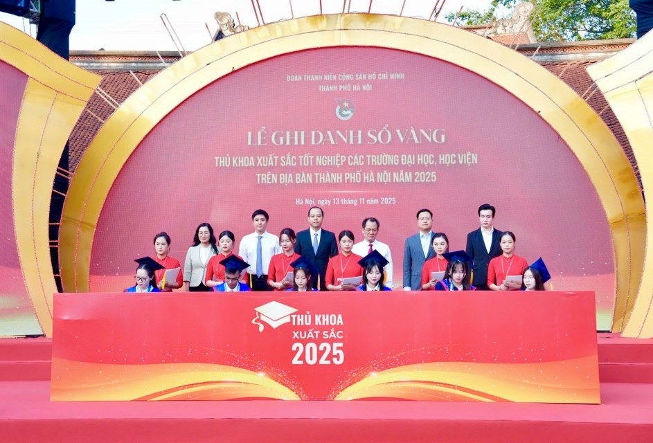 Hà Nội: Vinh danh 95 thủ khoa xuất sắc với thành tích học tập, rèn luyện nổi bật - ảnh 1