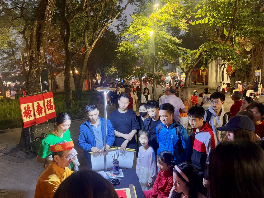 Du lịch Hà Nội khởi sắc rực rỡ: Khách quốc tế tăng đột phá - ảnh 3