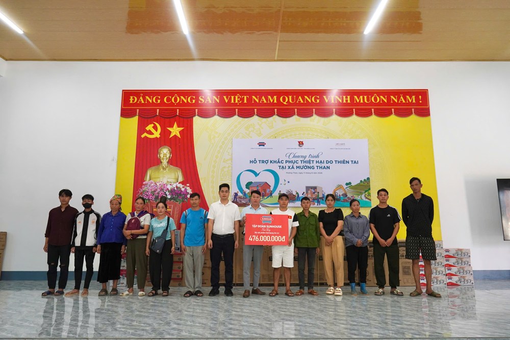 Đoàn Thanh niên Chính phủ thăm, tặng quà người dân vùng lũ Lai Châu - ảnh 4