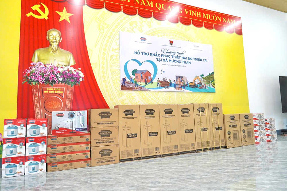 Đoàn Thanh niên Chính phủ thăm, tặng quà người dân vùng lũ Lai Châu - ảnh 3