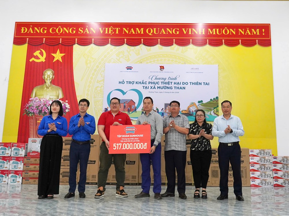 Đoàn Thanh niên Chính phủ thăm, tặng quà người dân vùng lũ Lai Châu - ảnh 2