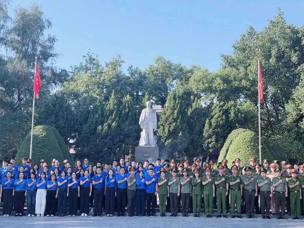 Thanh niên cả nước đồng loạt tổ chức Lễ chào cờ “Tôi yêu Tổ quốc tôi” - ảnh 4