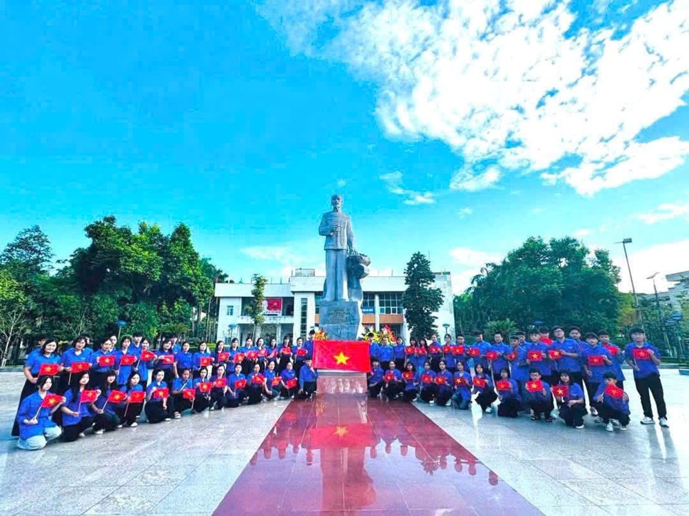 Thanh niên cả nước đồng loạt tổ chức Lễ chào cờ “Tôi yêu Tổ quốc tôi” - ảnh 7