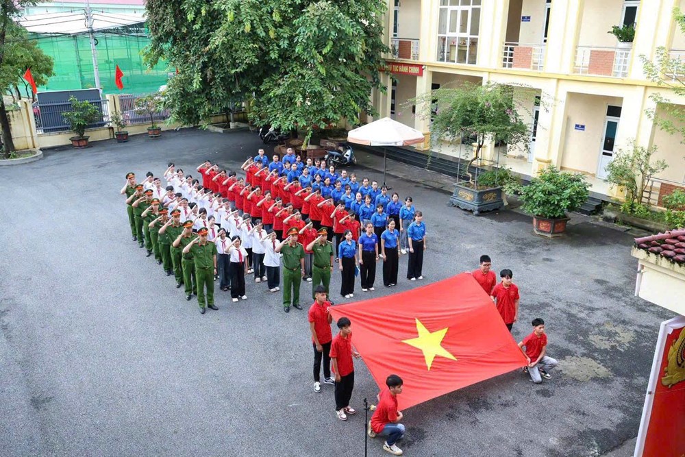 Thanh niên cả nước đồng loạt tổ chức Lễ chào cờ “Tôi yêu Tổ quốc tôi” - ảnh 9