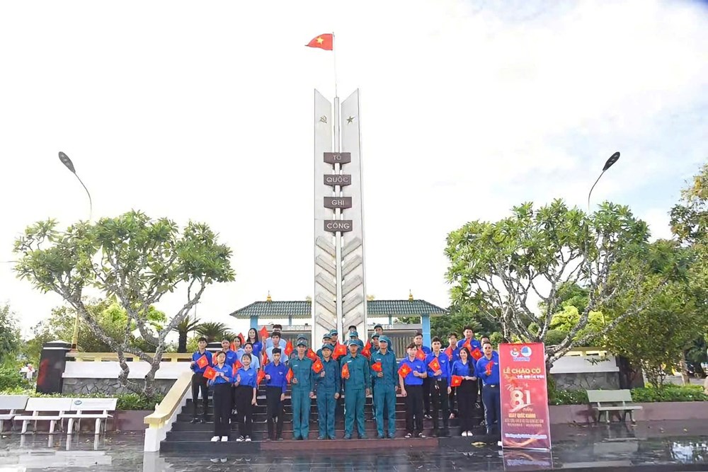 Thanh niên cả nước đồng loạt tổ chức Lễ chào cờ “Tôi yêu Tổ quốc tôi” - ảnh 12